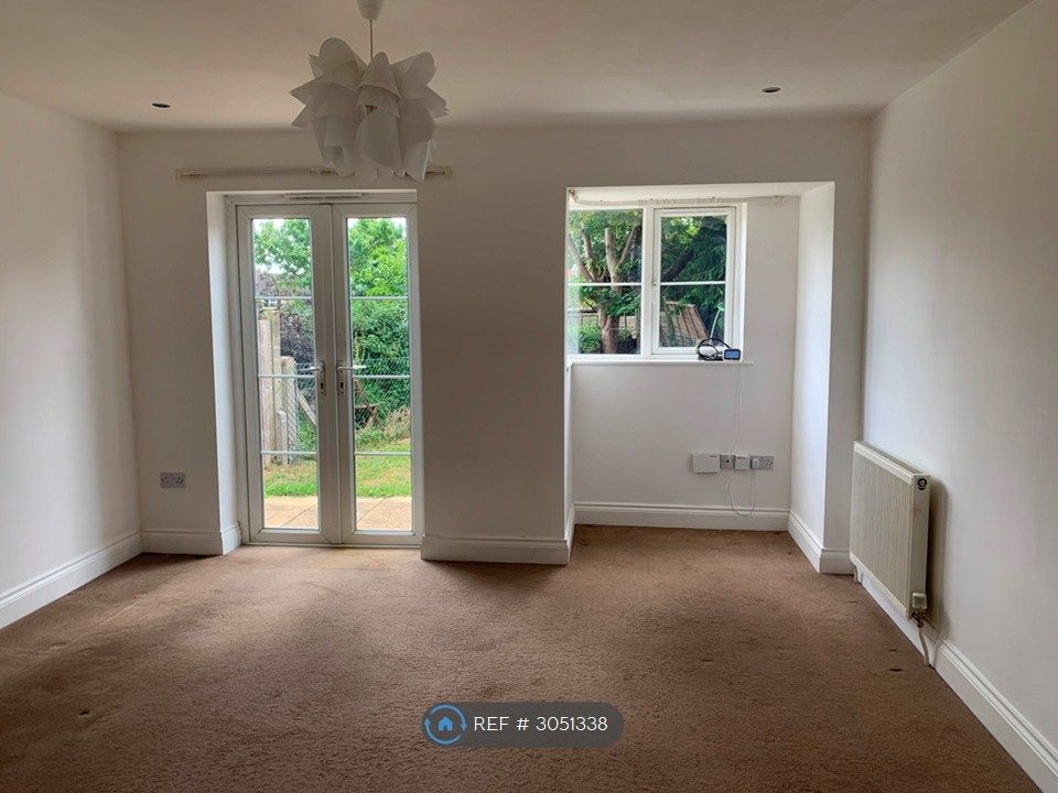 Property photo 2 of 11 Living Room