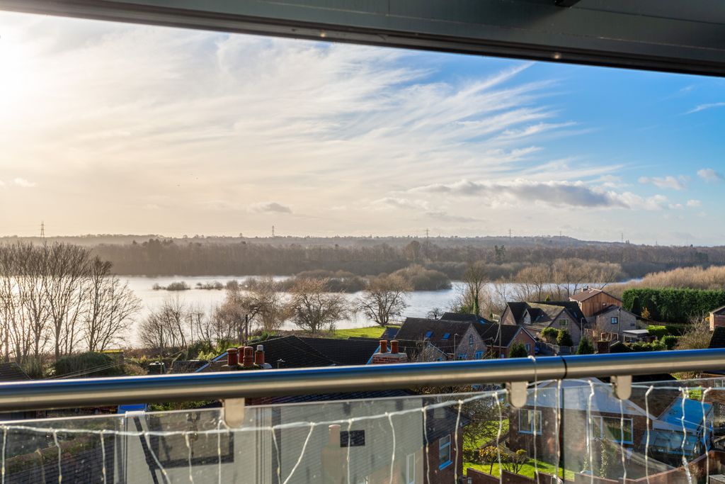 Property photo 2 of 41 Lakes View