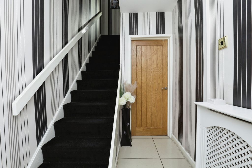 Property photo 2 of 14 Hall