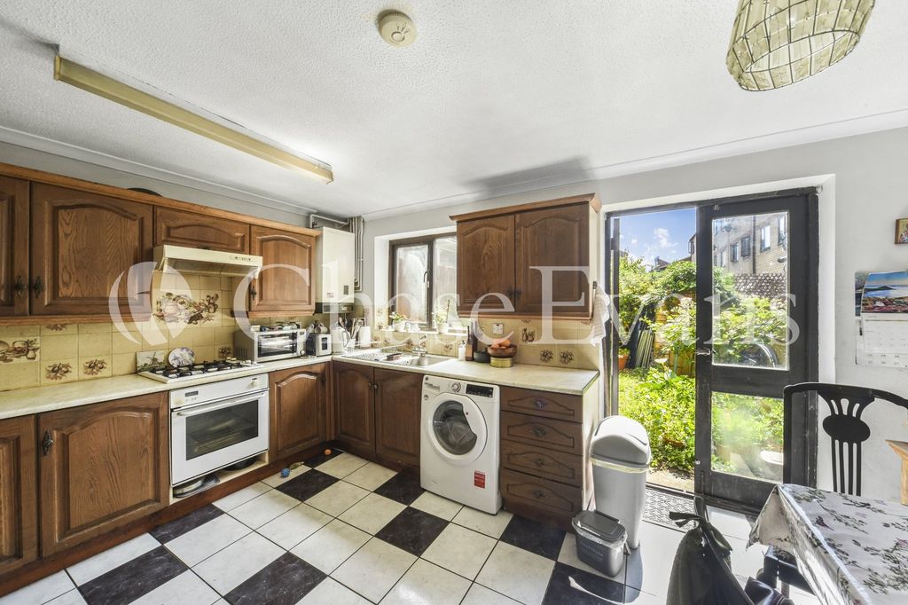 Property photo 3 of 18 Kitchen