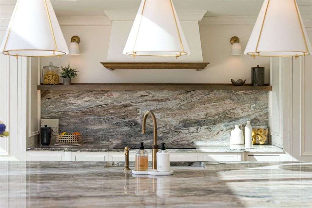 Property photo 3 of 17 Dining Kitchen