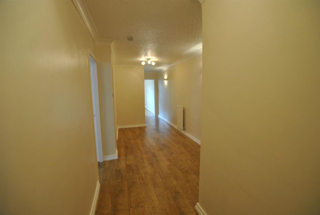 Property photo 3 of 21 Entrance Hallway