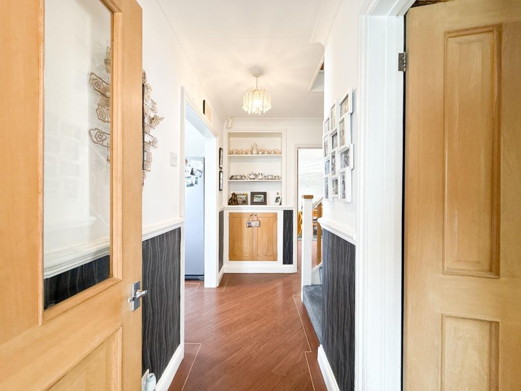Property photo 3 of 31 Entrance Hall