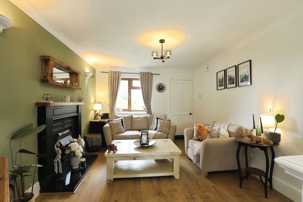 Property photo 2 of 15 Lounge