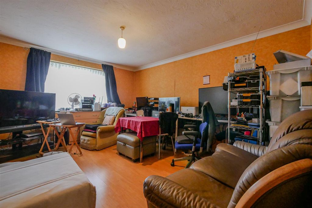 Property photo 2 of 6 Lounge