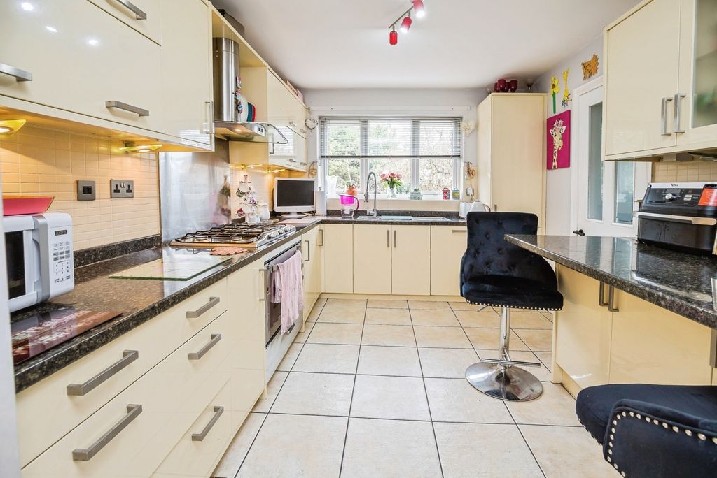 Property photo 3 of 22 Dining Kitchen