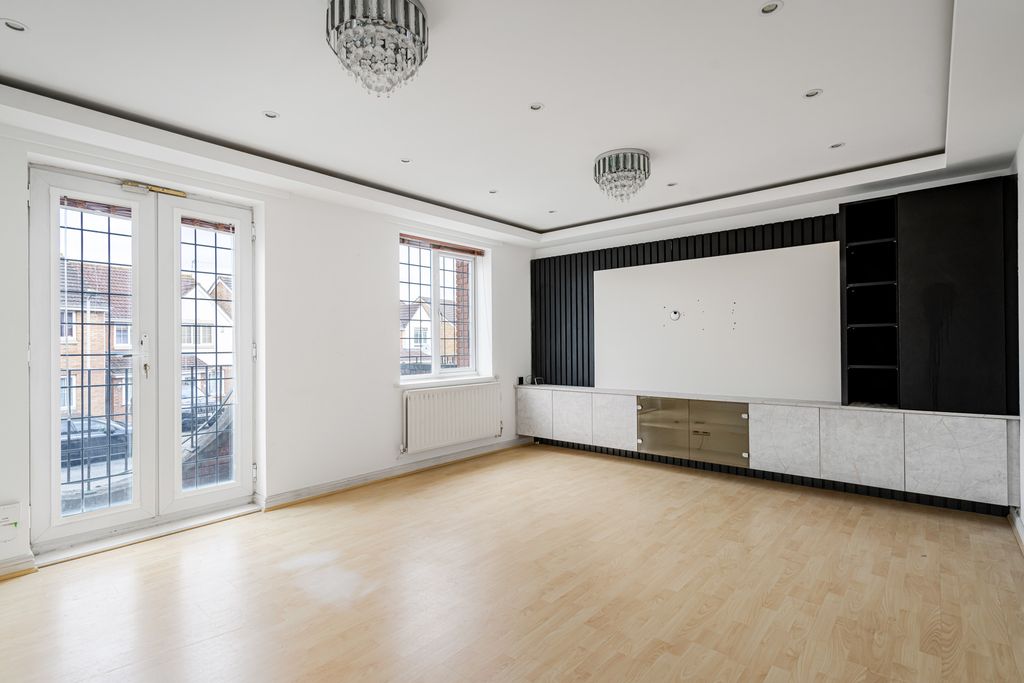 Property photo 2 of 18