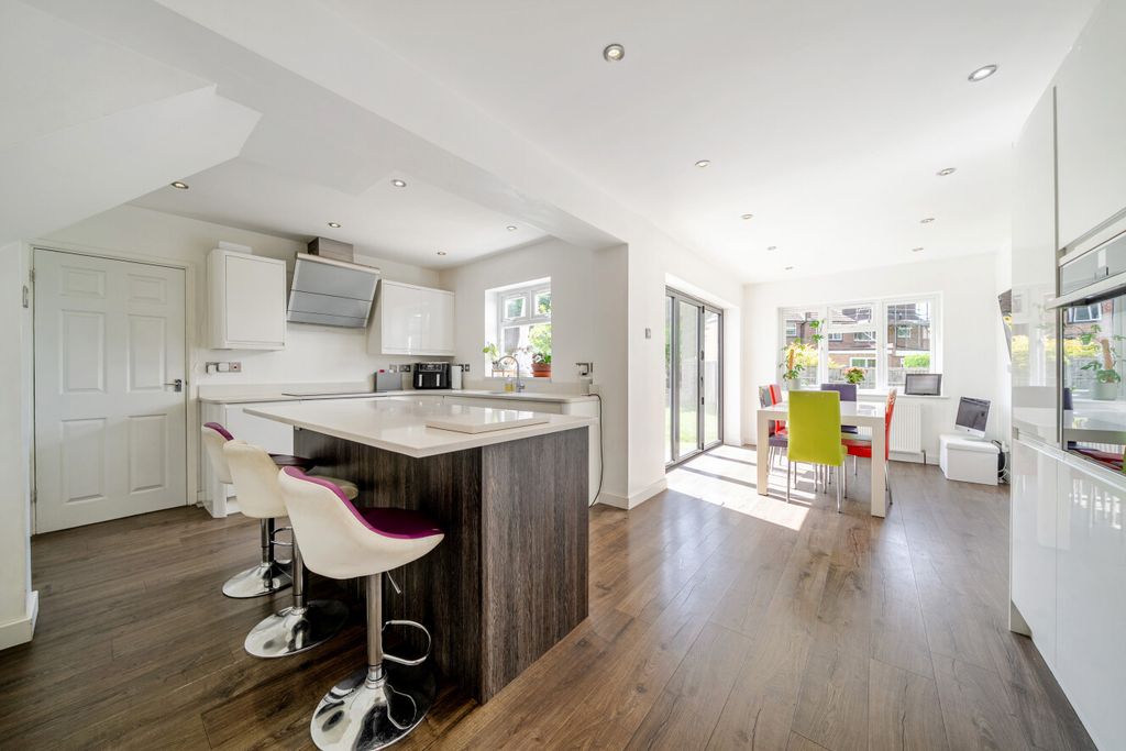 Property photo 2 of 21 1464823-12-6A104F...
