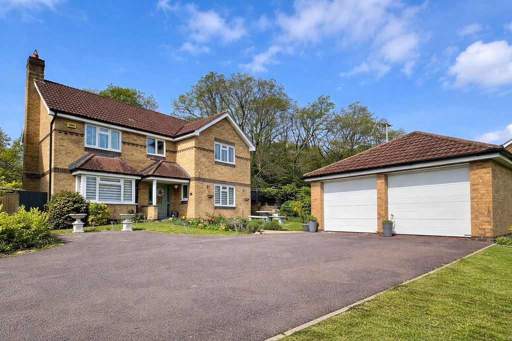 Property photo 1 of 30 Four Bedroom Detached Family Home