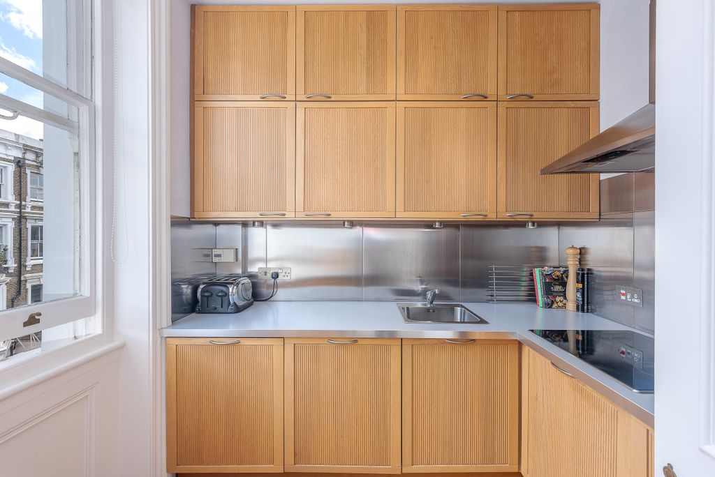 Property photo 3 of 8 9 Hogarth Road-Kitch