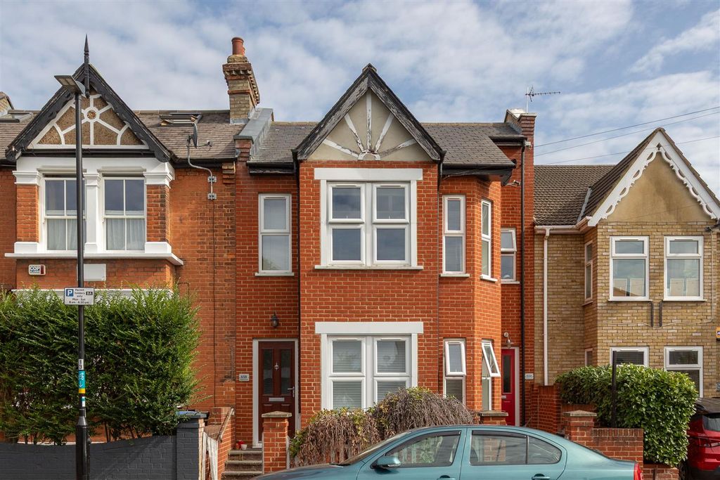 Property photo 1 of 11 Pembroke Road, E17
