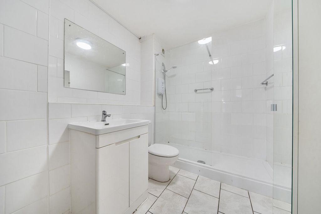 Property photo 3 of 19 Bathroom