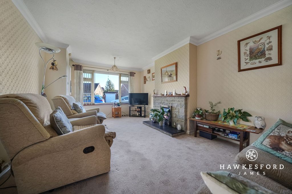 Property photo 2 of 12 Auckland Drive, Sittingbourne - Lounge