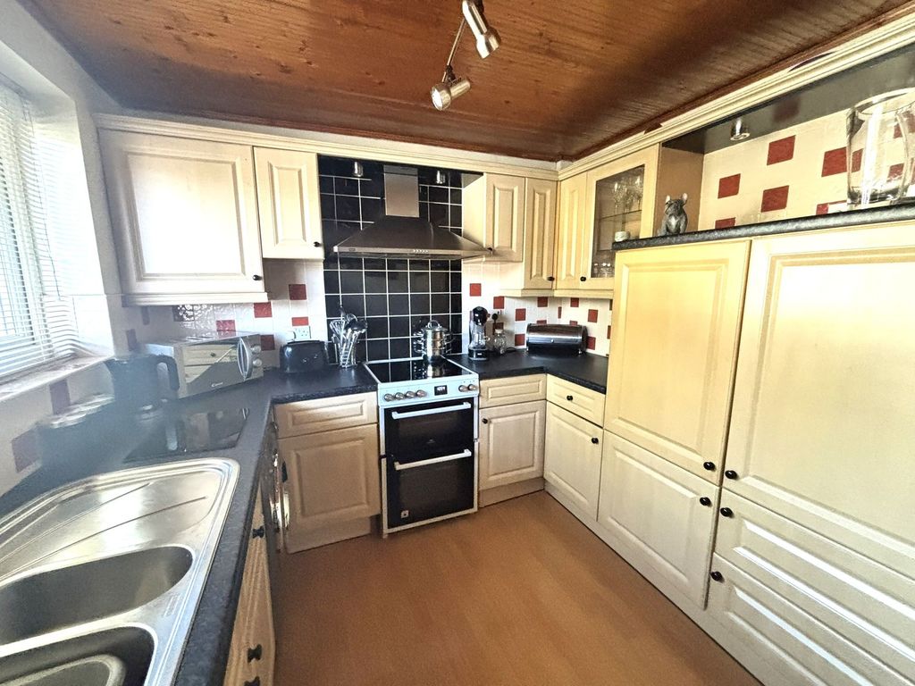 Property photo 3 of 11 Kitchen