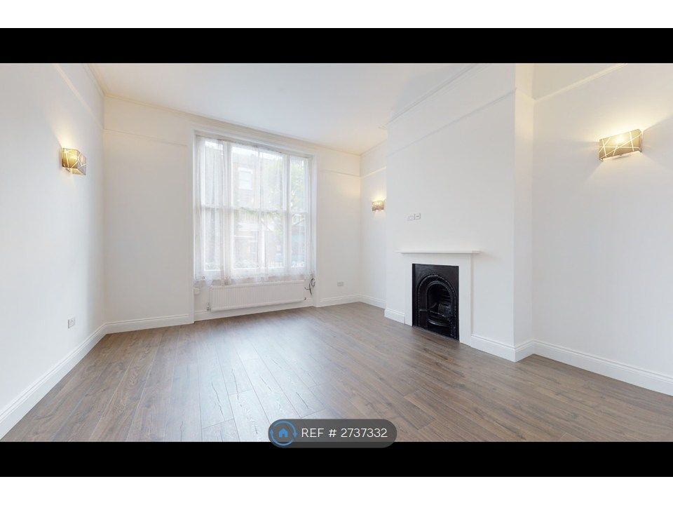 Property photo 1 of 8 Living Room