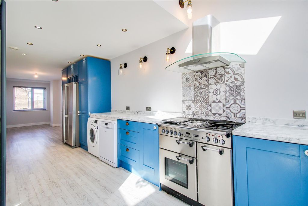 Property photo 3 of 18 Kitchen