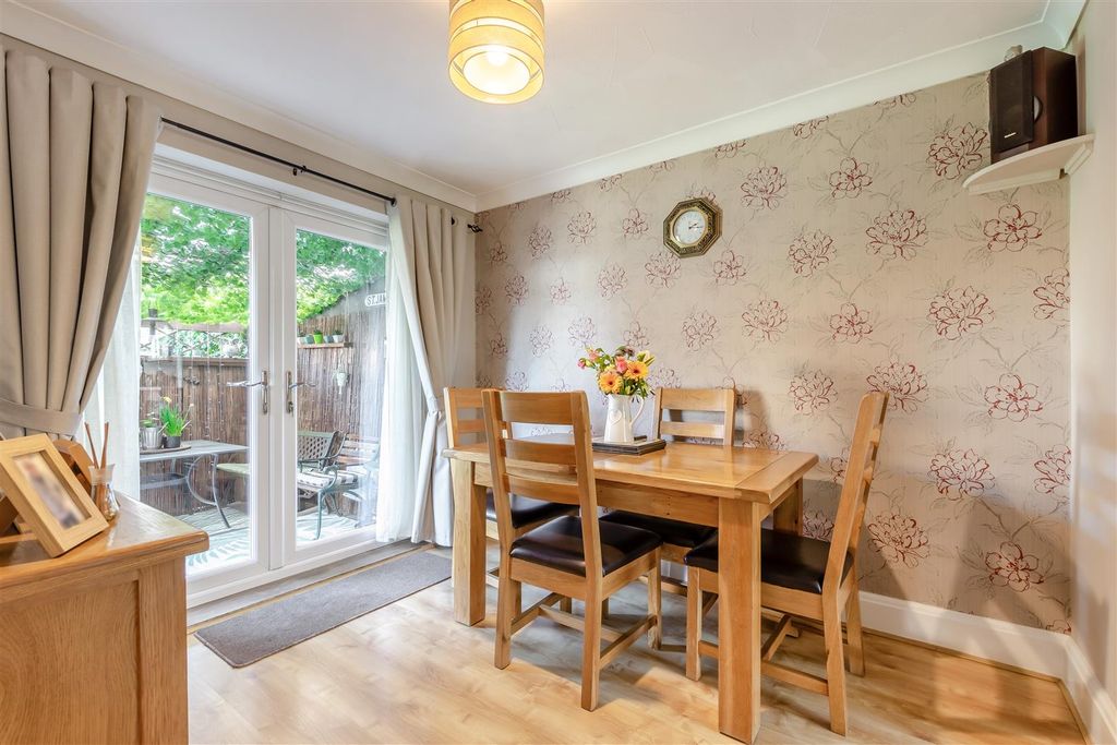 Property photo 3 of 18 8682876-Interior01.Jpg