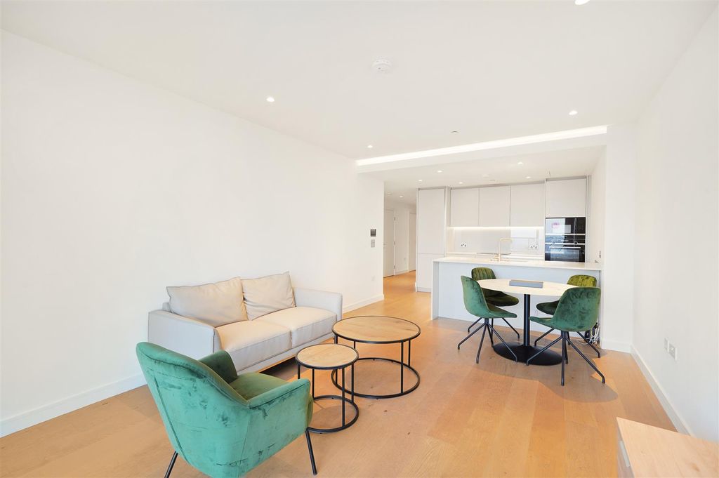 Property photo 1 of 14 Apartment 3702, Hampton Tower - Hhe1Fs7Xzzihmynqcg