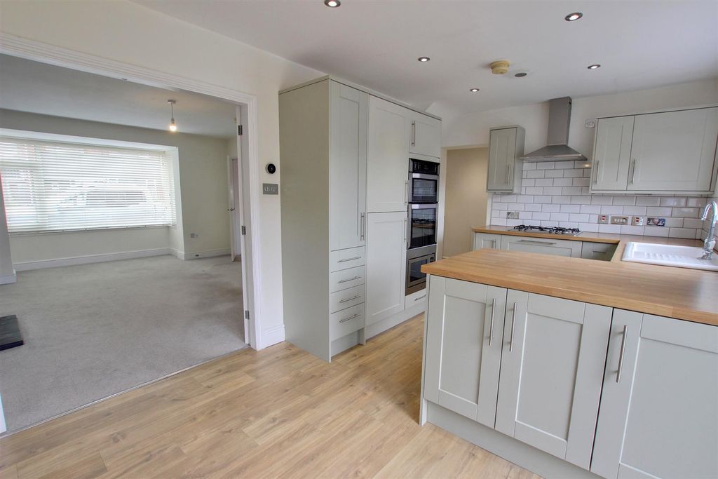 Property photo 2 of 11 Img_2067-Img_2069_Lzn.Jpg