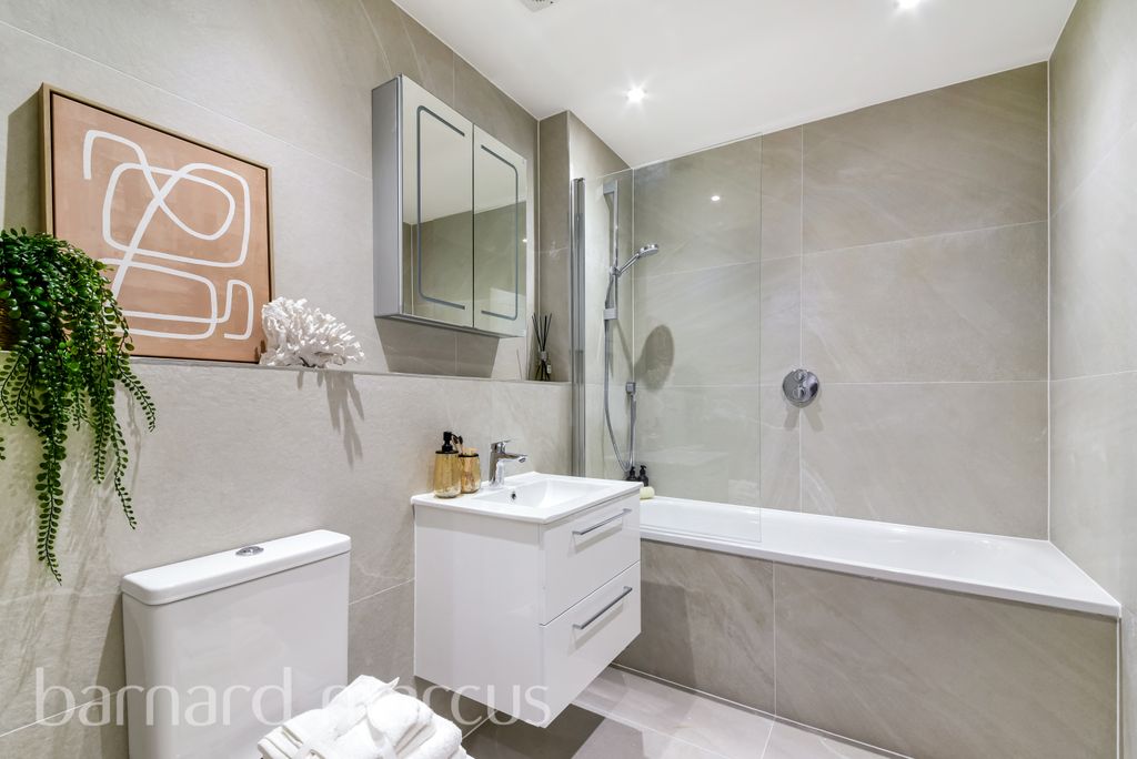 Property photo 3 of 16 Bathroom
