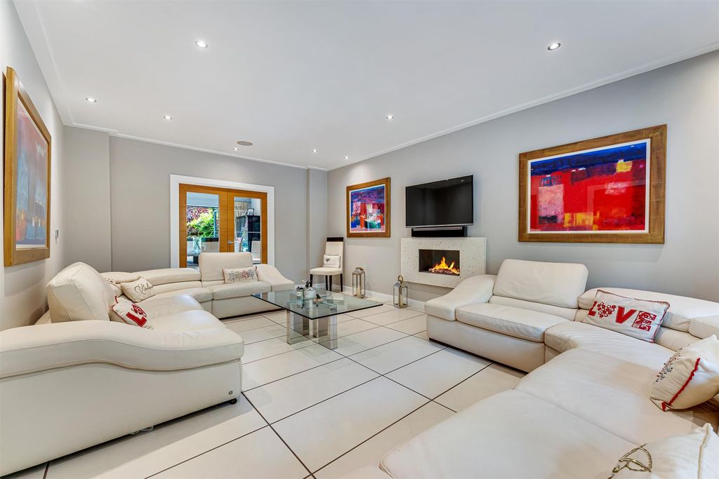 Property photo 2 of 54 Lounge