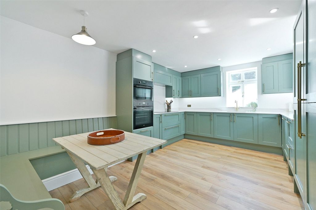 Property photo 3 of 17 Kitchen