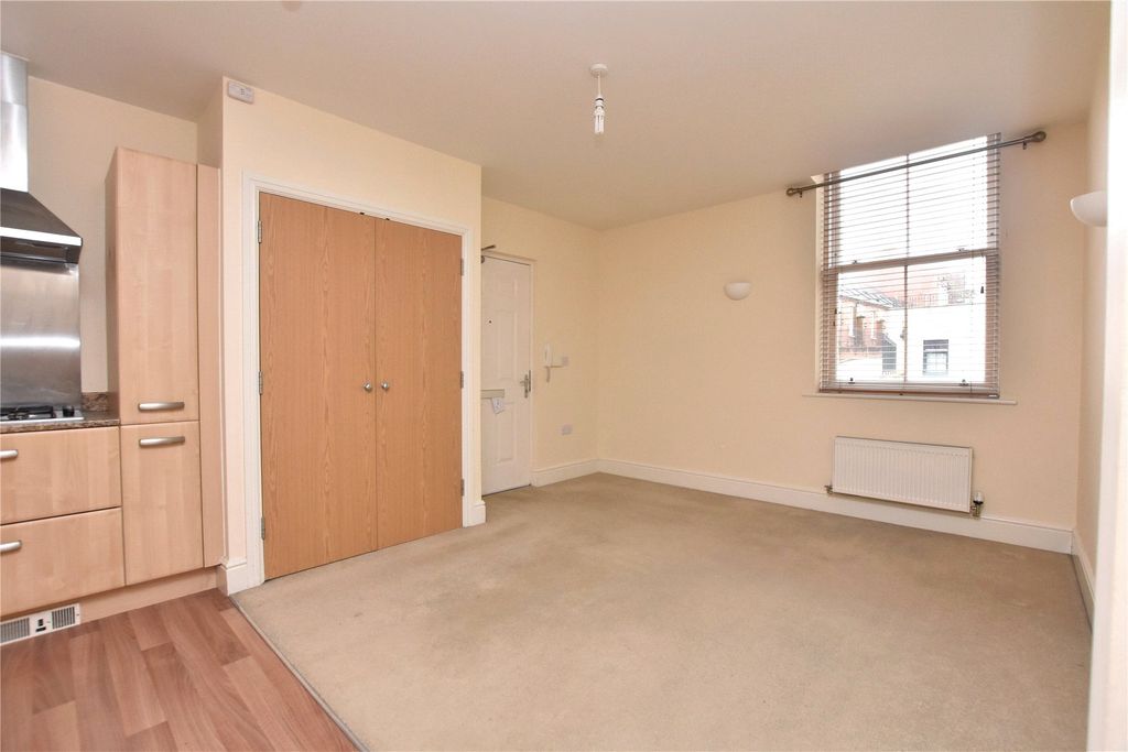 Property photo 3 of 9 Living Room/Kitchen