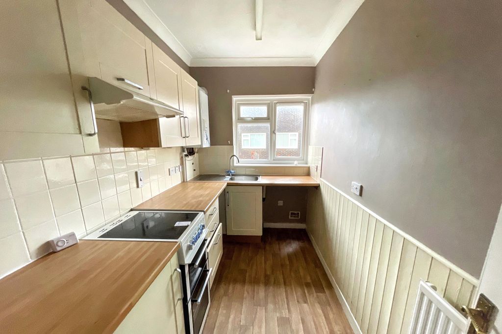 Property photo 2 of 9 6 Rostrevor Court, 96 Sandown Road, Sandown Po36 9Jx