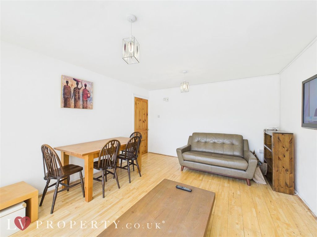 Property photo 2 of 9 Cam05016G0-Pr0041-St