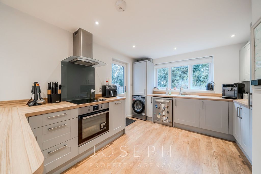 Property photo 2 of 27