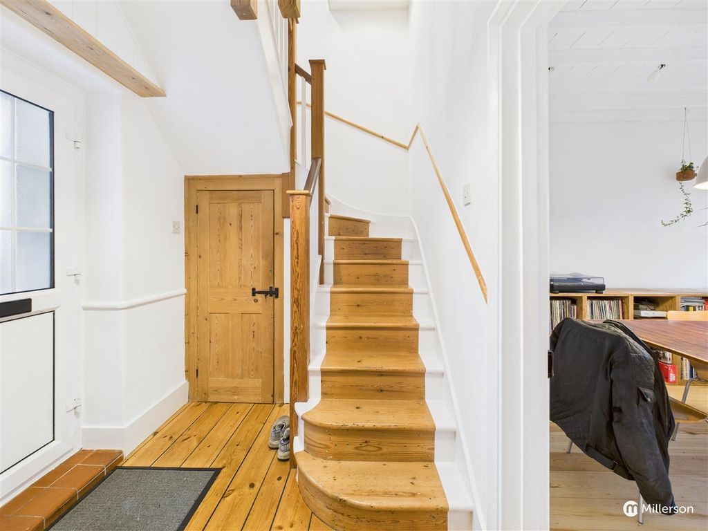 Property photo 2 of 23 Hallway