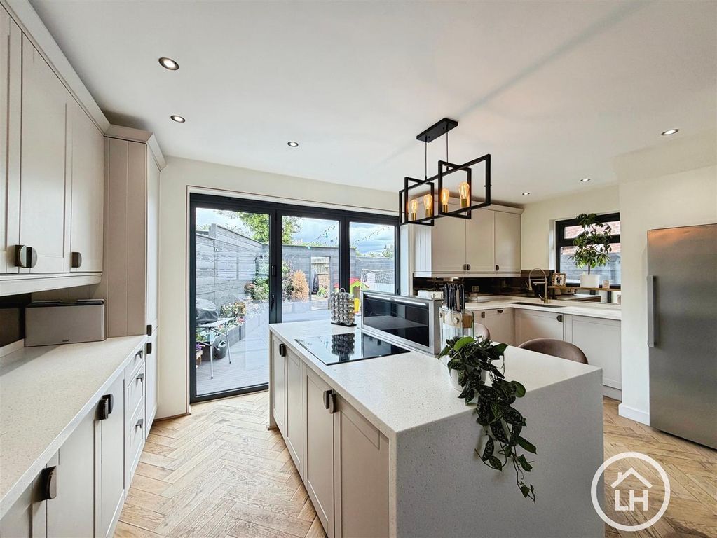 Property photo 3 of 19 Kitchen