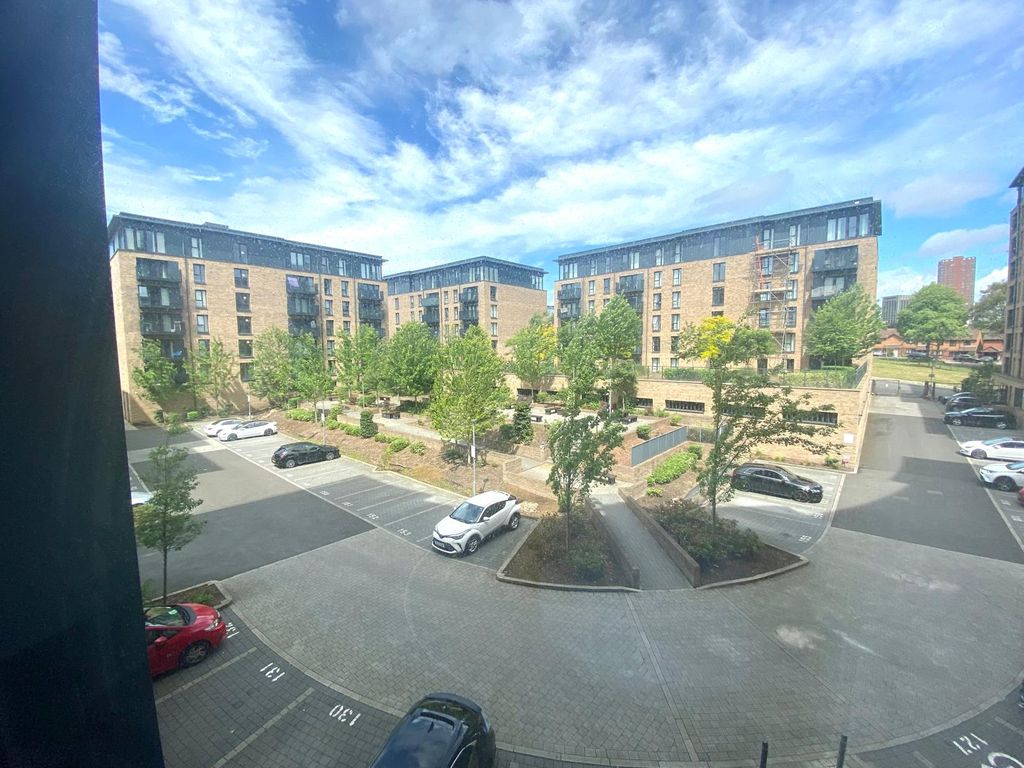 Property photo 1 of 8 Modern Apartment In Sought After :Location