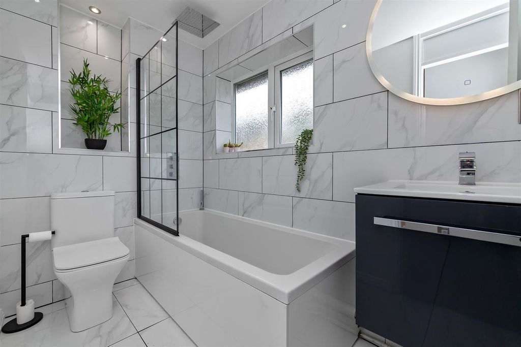 Property photo 3 of 21 16Tilsworthwalk-29.Jpg
