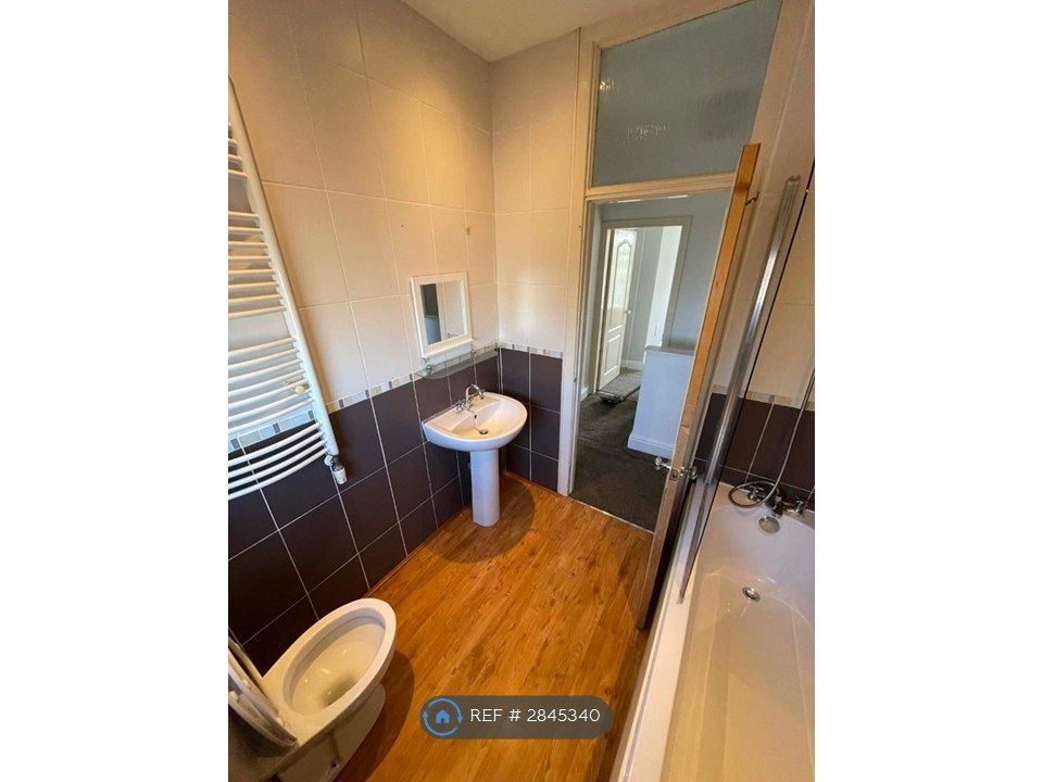 Property photo 2 of 11 Bathroom