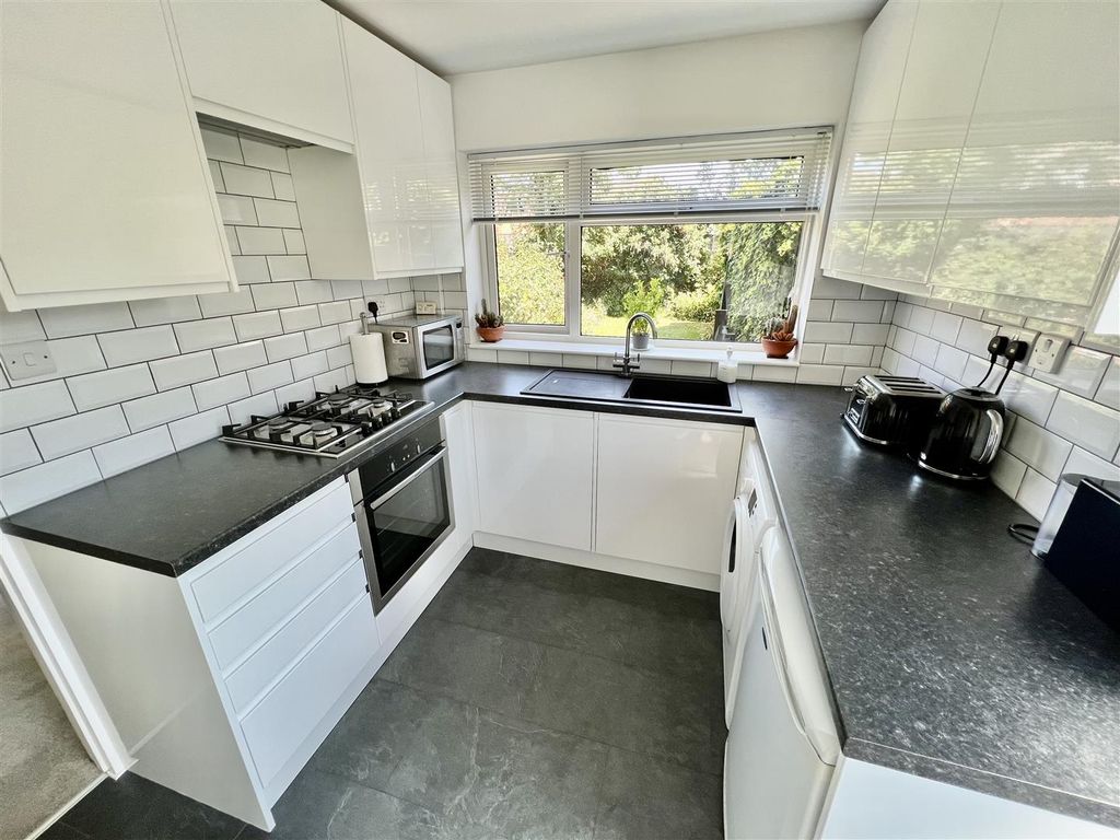 Property photo 3 of 11 Kitchen