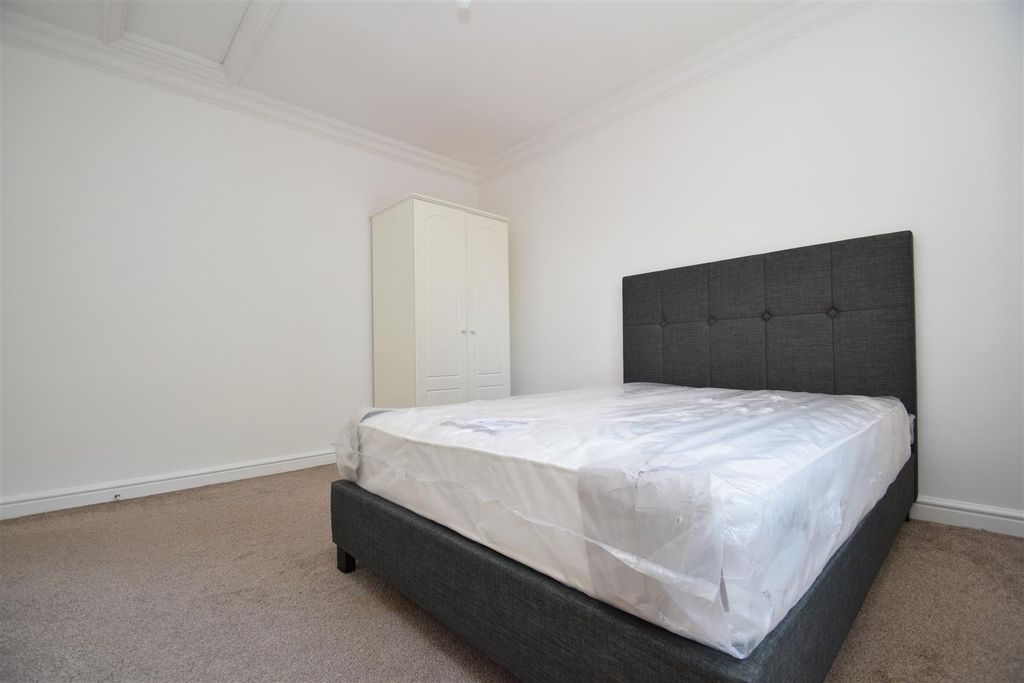 Property photo 1 of 9 Bedroom