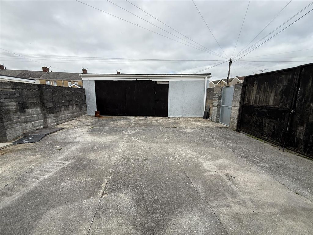 Property photo 3 of 24 Workshop Garage