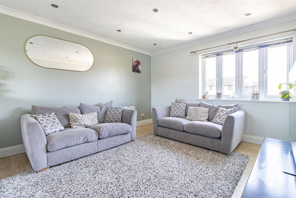 Property photo 3 of 18 Lounge