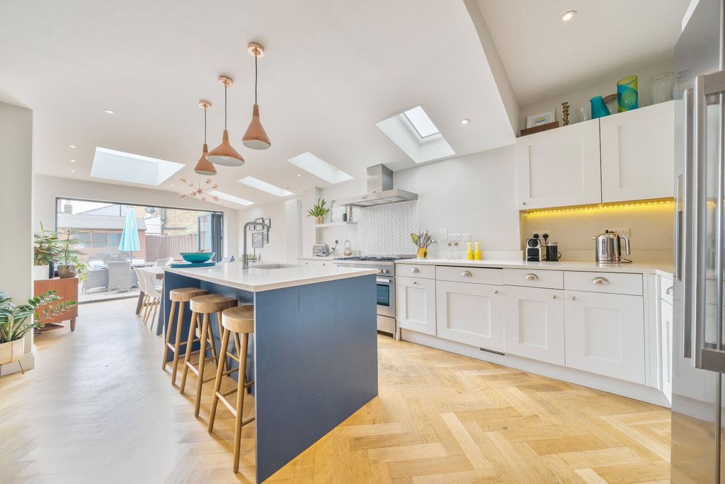 Property photo 1 of 10 Kitchen