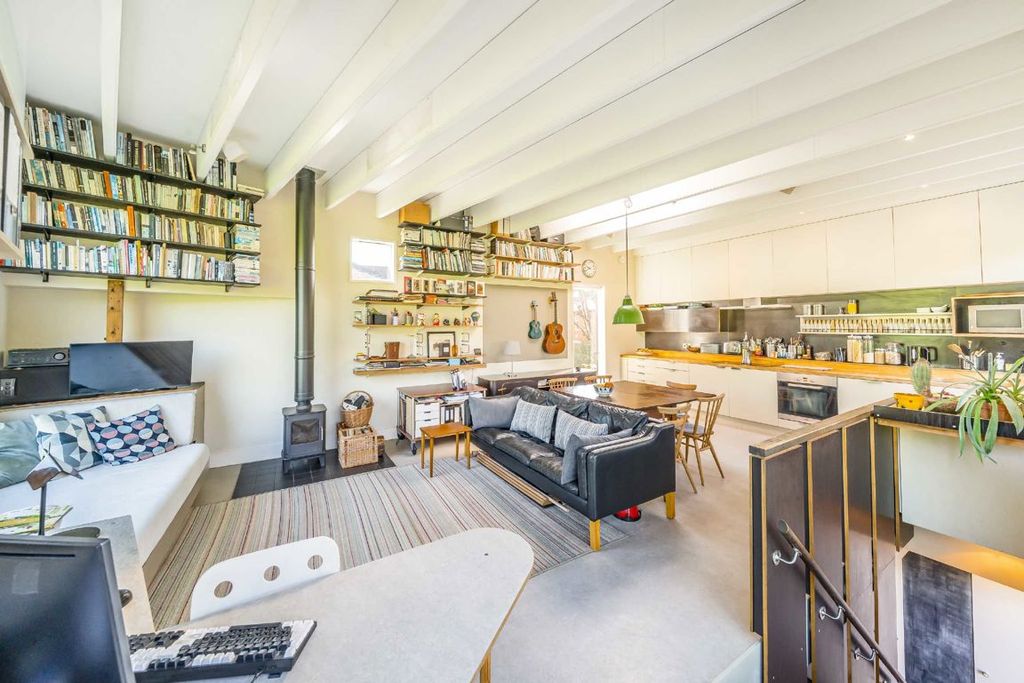 Property photo 3 of 12