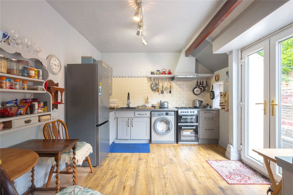Property photo 3 of 25 Breakfast Kitchen
