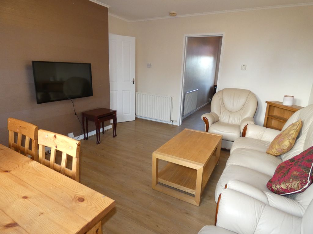 Property photo 3 of 17 Lounge / Dining