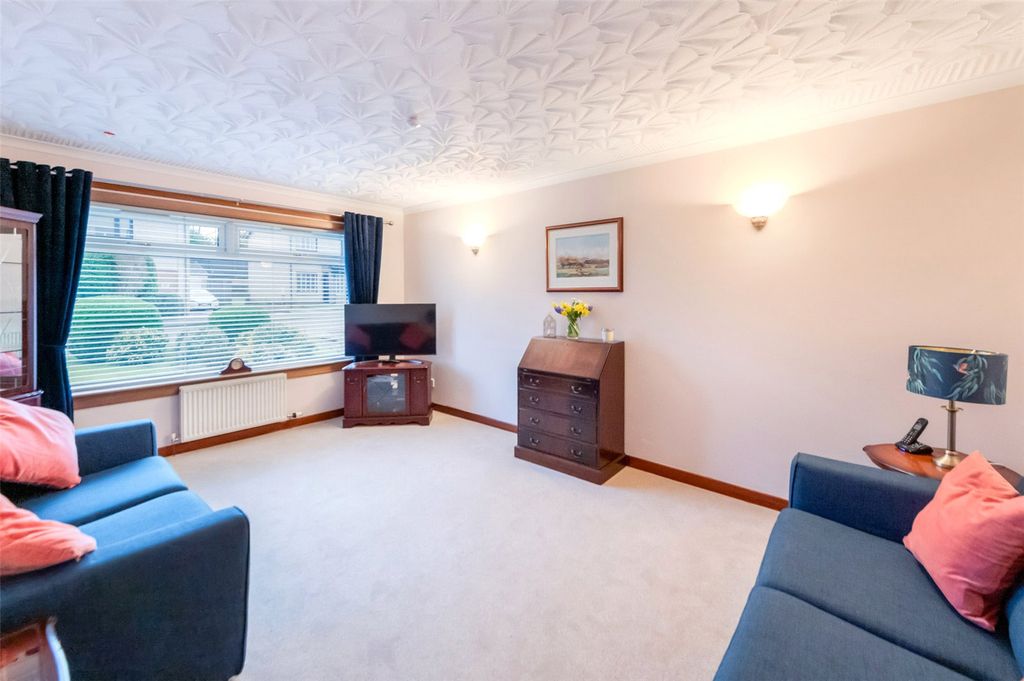 Property photo 2 of 19 Lounge