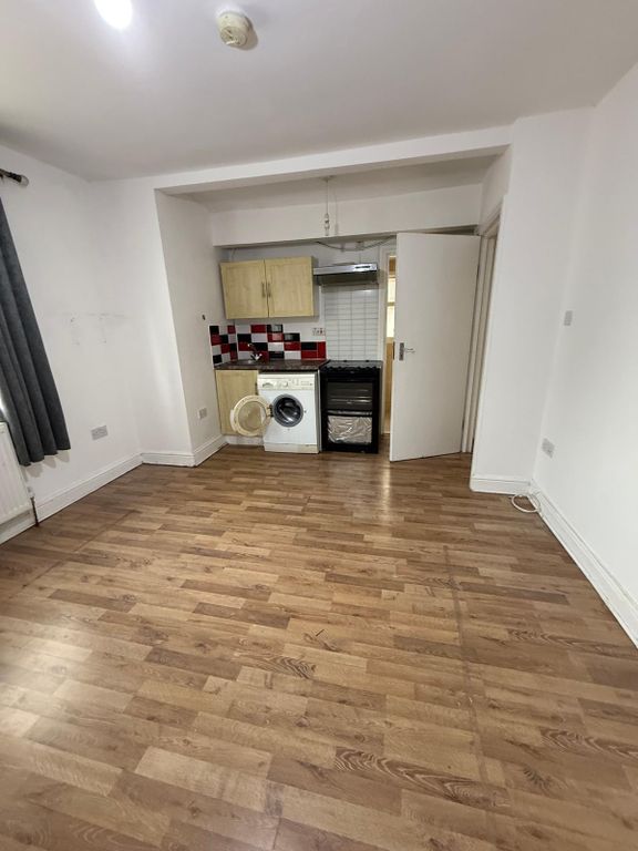 Property photo 1 of 5 Self Contained Studio Flat Ideal For Couple- 1150 Inclusive