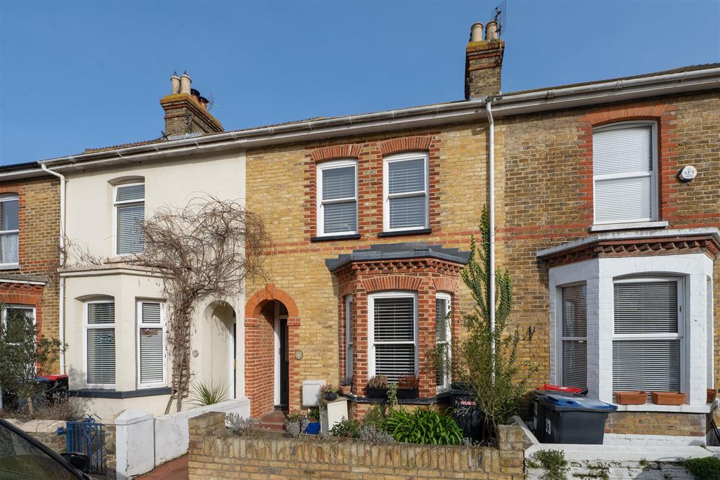 Property photo 1 of 16 Nelson Road, Whitstable