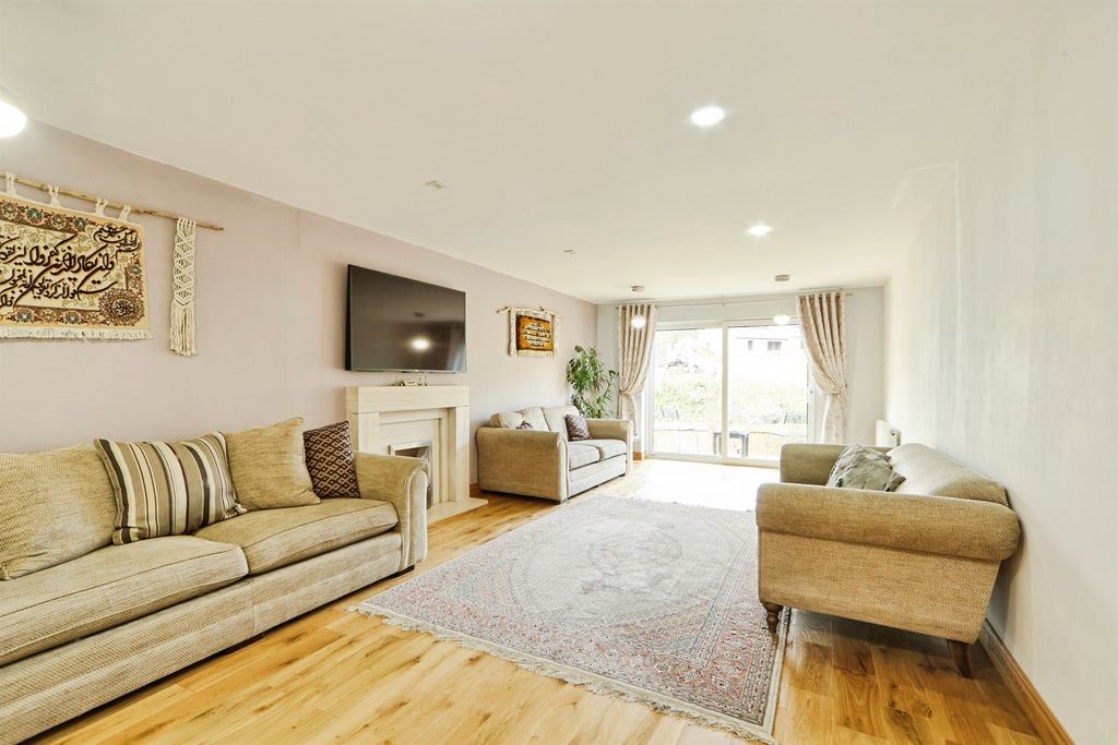 Property photo 3 of 26