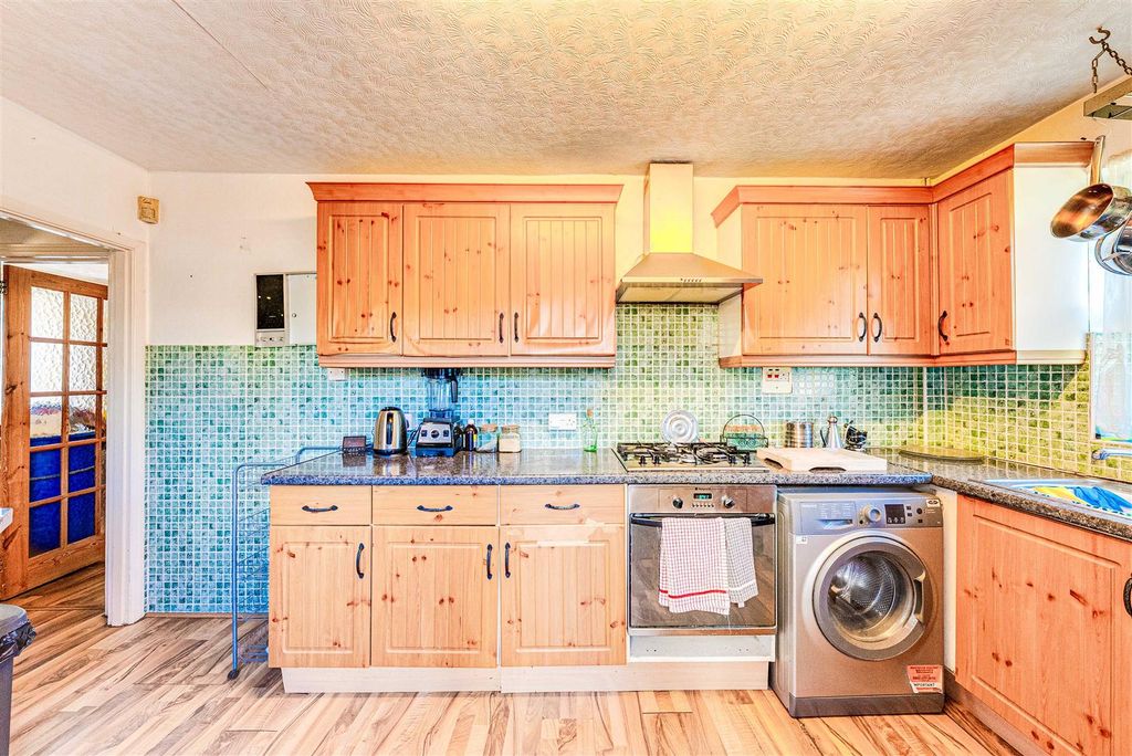 Property photo 3 of 19 Kitchen 3.Jpg