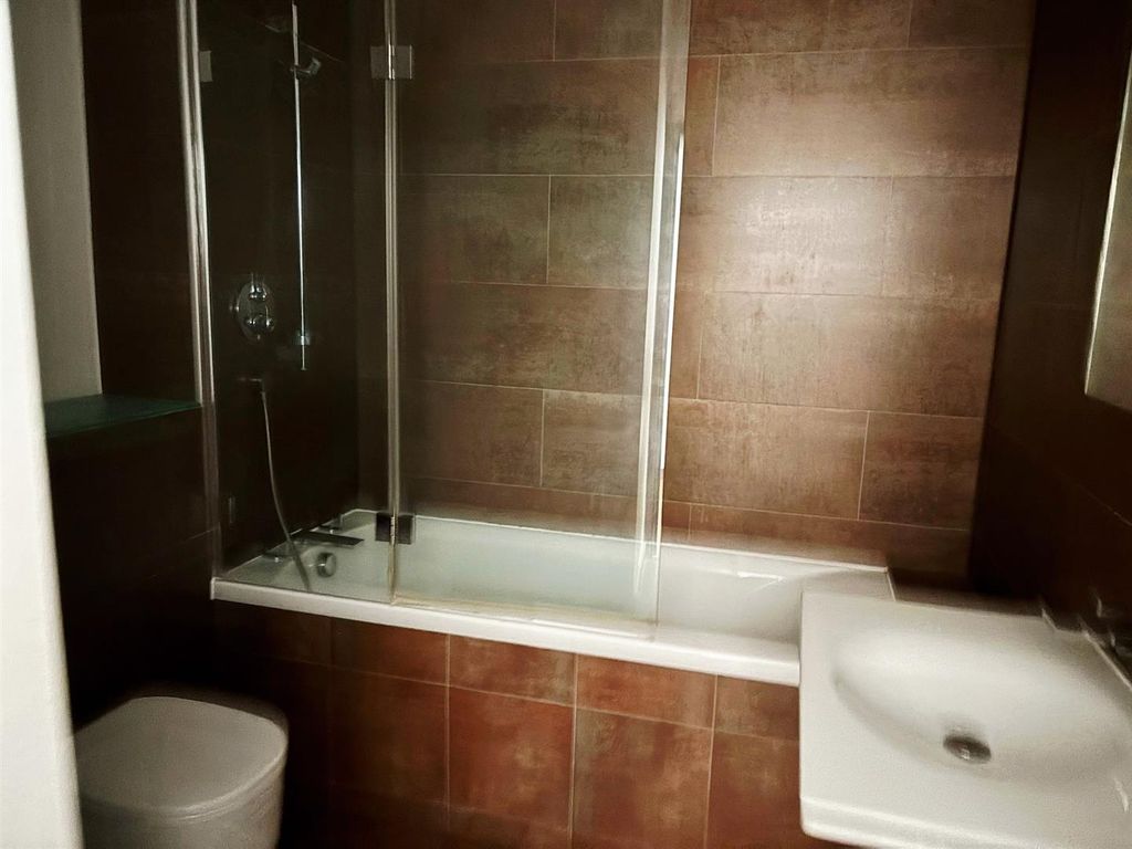 Property photo 2 of 4 Stylish Bathroom/WC
