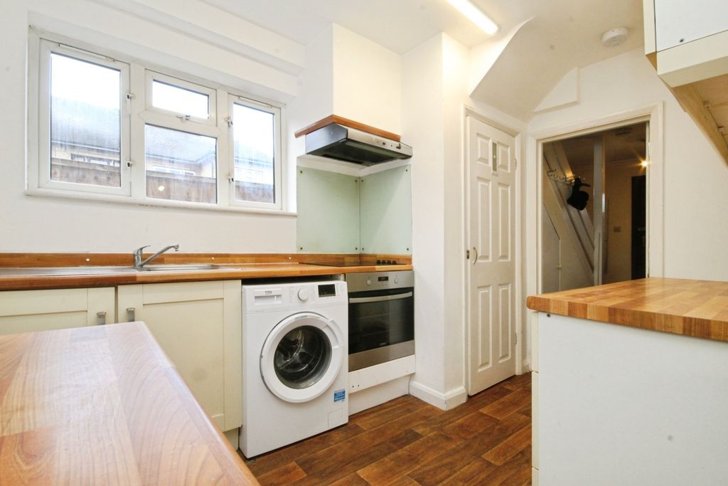 Property photo 3 of 11 Kitchen